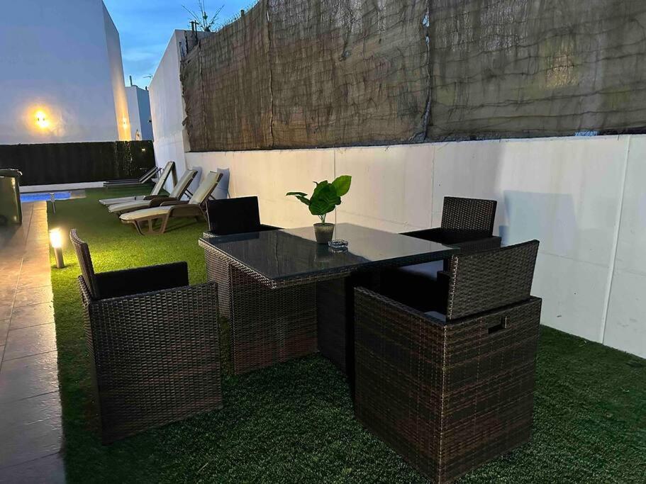 Modern 5-Bedroom Villa With Pool Montequinto Экстерьер фото