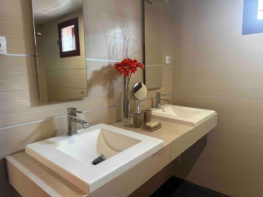 Modern 5-Bedroom Villa With Pool Montequinto Экстерьер фото