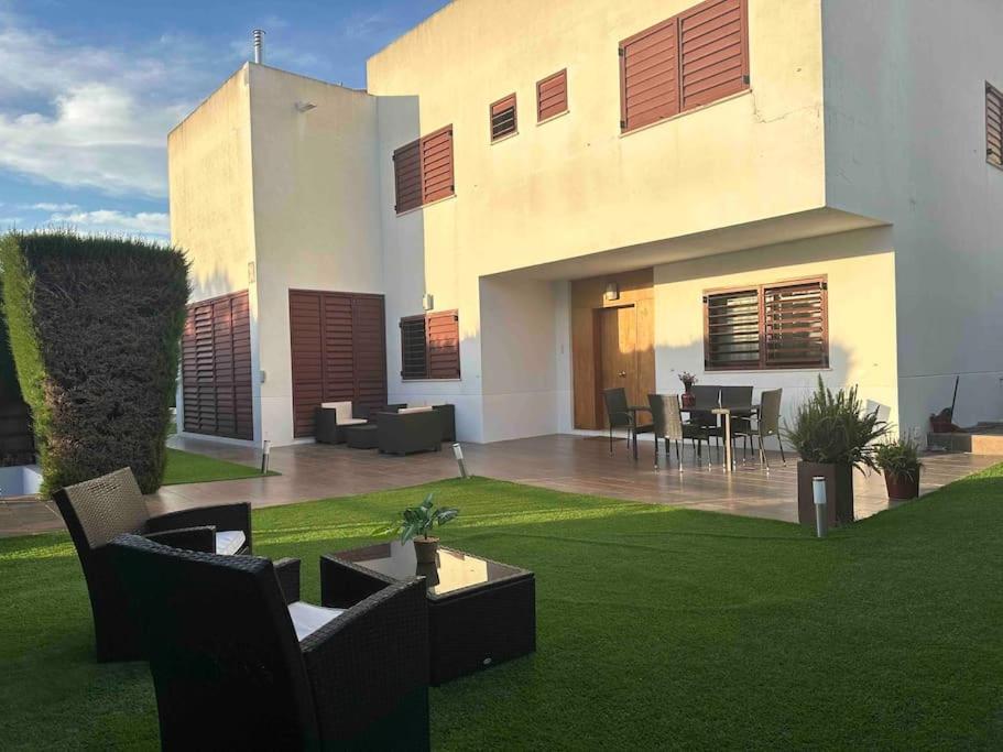 Modern 5-Bedroom Villa With Pool Montequinto Экстерьер фото