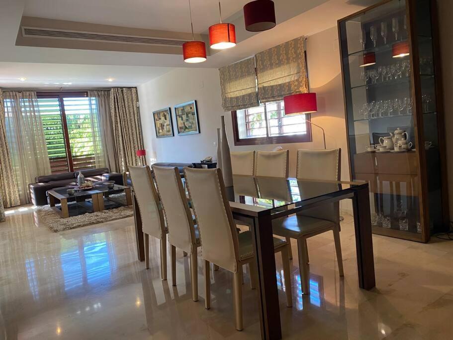Modern 5-Bedroom Villa With Pool Montequinto Экстерьер фото