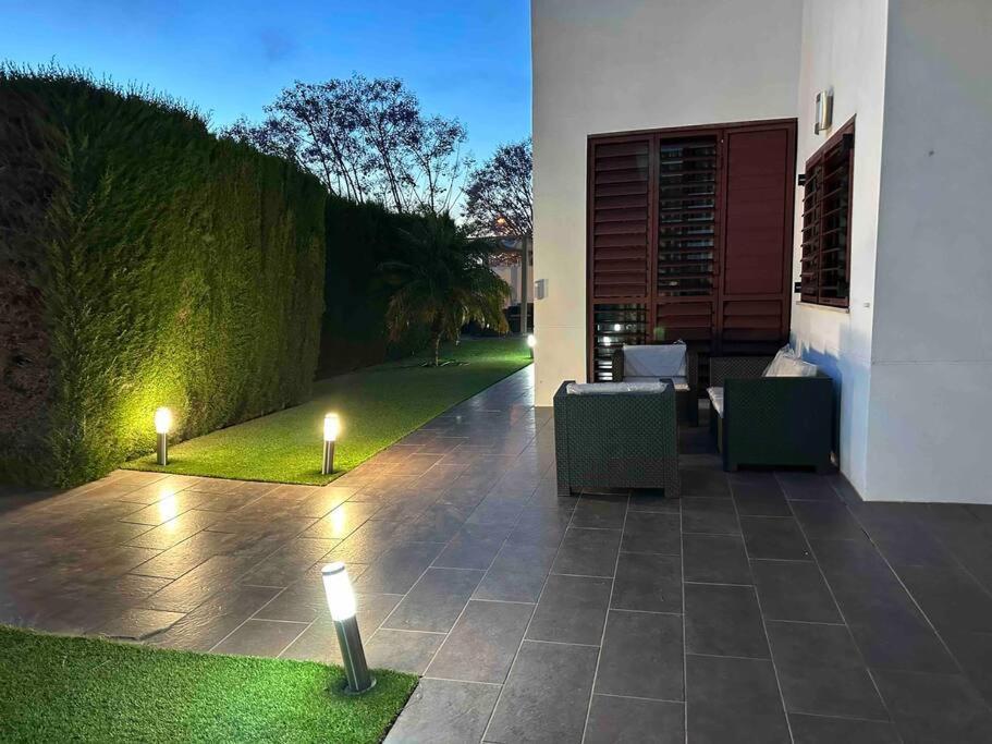 Modern 5-Bedroom Villa With Pool Montequinto Экстерьер фото